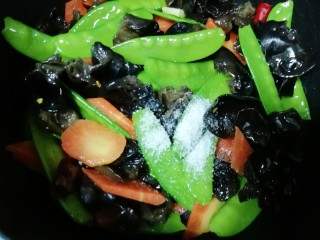 8、荷兰豆小炒,放盐调味。