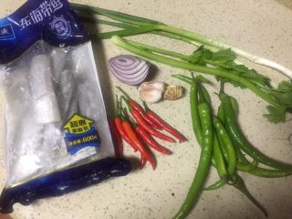1、#吉祥年夜菜#代代有余双椒回锅带鱼,准备所需食材