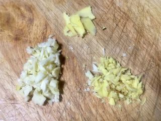 2、#吉祥年夜菜#代代有余双椒回锅带鱼,老姜切点片，其余切碎，大蒜切碎