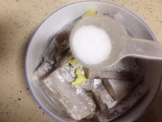 5、#吉祥年夜菜#代代有余双椒回锅带鱼,放入少许盐，搅拌均匀备用