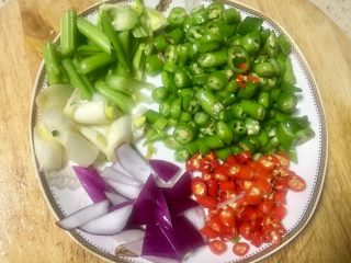 6、#吉祥年夜菜#代代有余双椒回锅带鱼,大葱芹菜斜刀切马耳朵，美人椒和红椒切小段，洋葱切小片