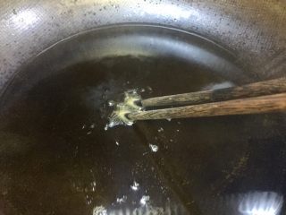 7、#吉祥年夜菜#代代有余双椒回锅带鱼,热锅倒入能淹没带鱼的油量，用筷子试油温的方式，筷子下油锅出嗤嗤声就可放入带鱼油炸