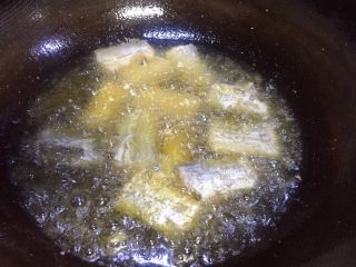 8、#吉祥年夜菜#代代有余双椒回锅带鱼,带鱼全部放入油锅，等多炸一会再翻面，这样炸出来的带鱼很完整