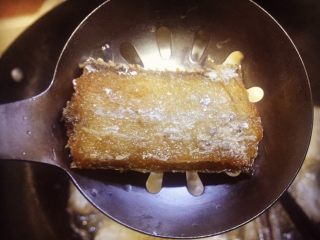 9、#吉祥年夜菜#代代有余双椒回锅带鱼,带鱼两面都炸至金黄色时，就可捞起