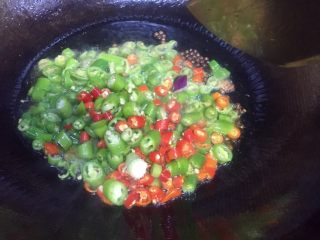 13、#吉祥年夜菜#代代有余双椒回锅带鱼,再放入青红辣椒，