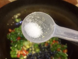 15、#吉祥年夜菜#代代有余双椒回锅带鱼,放入适量的盐炒拌均匀