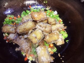 16、#吉祥年夜菜#代代有余双椒回锅带鱼,放入带鱼一起煸炒