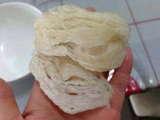 1、阿胶鲜奶炖燕窝,取燕窝1-2盏。