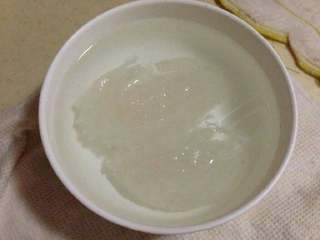 2、阿胶鲜奶炖燕窝,泡进清水7-8小时，其实主要还看你的燕窝，有些发得快的就不用这么长时间。