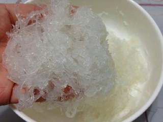 3、阿胶鲜奶炖燕窝,燕窝松软后洗净撕成条。