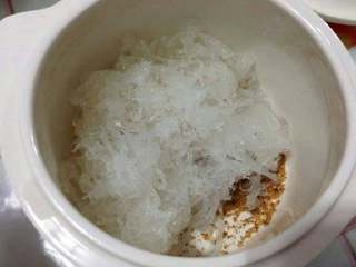 5、阿胶鲜奶炖燕窝,加入燕窝。