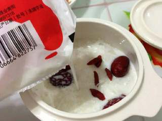 7、阿胶鲜奶炖燕窝,倒入200克鲜奶和几颗冰糖。