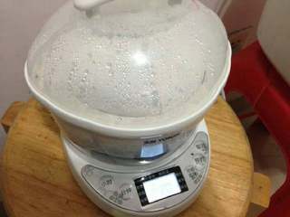 8、阿胶鲜奶炖燕窝, 隔水炖按功能键官燕，炖半小时即可。