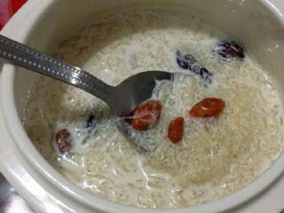 9、阿胶鲜奶炖燕窝,味道很鲜美。