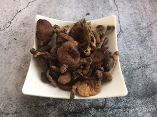 1、#菌类料理# 山珍炖鸡,榛蘑是白蘑科食用真菌。野生榛蘑是中国东北特有的山珍之一，是极少数不能人工培育的食用菌之一。