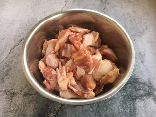 3、#菌类料理# 山珍炖鸡,将三黄鸡剁成小块。