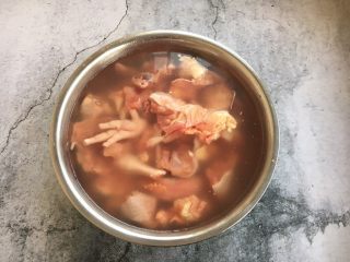 4、#菌类料理# 山珍炖鸡,放在冷水里浸泡1个小时，然后清洗2遍。