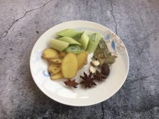 6、#菌类料理# 山珍炖鸡,准备好佐料，葱、姜、八角、香叶、草果。