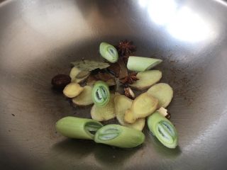 7、#菌类料理# 山珍炖鸡,热锅凉油（15ml），先煸炒姜片、八角、草果，煸炒出香味，然后再煸炒葱段，葱段被煸炒出香味即可。