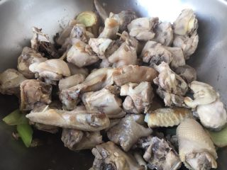 8、#菌类料理# 山珍炖鸡,放入鸡块略炒约2分钟左右。