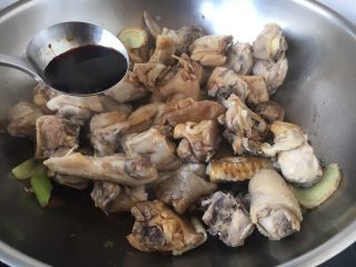 9、#菌类料理# 山珍炖鸡,放入80g生抽，5g老抽。