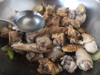 10、#菌类料理# 山珍炖鸡,放入80g高粱酒。