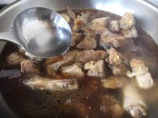 11、#菌类料理# 山珍炖鸡,注入与食材齐平的开水。