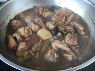 12、#菌类料理# 山珍炖鸡,大火炖开，小火炖20分钟。