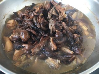 13、#菌类料理# 山珍炖鸡,放入榛蘑，小火炖10分钟。