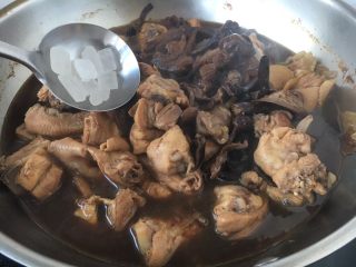 14、#菌类料理# 山珍炖鸡,30分钟后放入冰糖。