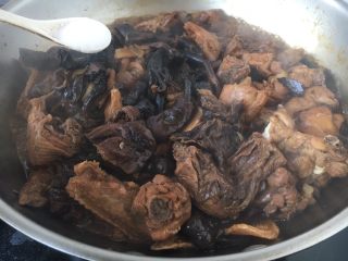 15、#菌类料理# 山珍炖鸡,放入适量的盐，大火收汁。汁水所留的量可以按照个人口味所留。喜欢用汤汁和米饭的话就多留些汤汁。喜欢芡汁浓厚，紧紧包裹着鸡肉的话，就将汤汁收干。