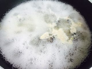 6、黄芪乌鸡汤,大火烧开煮3-5分钟