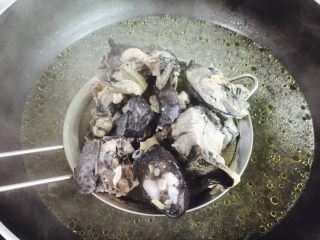 7、黄芪乌鸡汤,捞起沥干水分