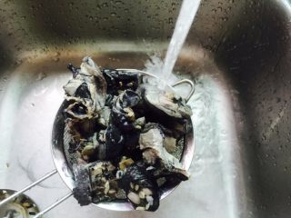 8、黄芪乌鸡汤,放在自来水下冲洗掉浮沫并沥干水分