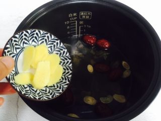 15、黄芪乌鸡汤,放入姜片