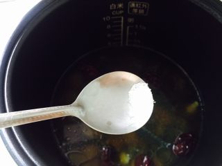 19、黄芪乌鸡汤,适量的鸡精