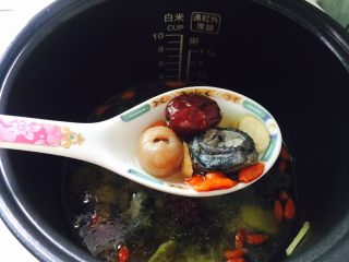 21、黄芪乌鸡汤,搅拌均匀即可食用