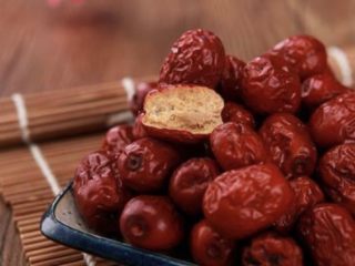 1、红枣蛋糕,洗净