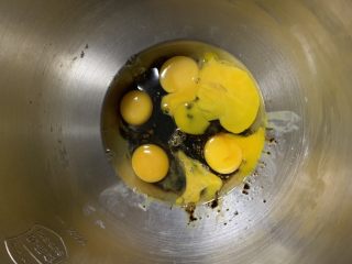 6、红枣蛋糕,鸡蛋加红糖搅拌均匀