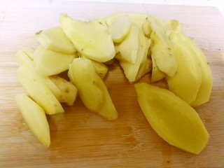 2、姜汁软糖,生姜切成片。