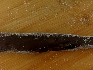 13、姜汁软糖,分别切成条状，然后切成小方块。