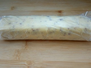 10、#曲奇菜谱秀#香浓红枣黄油曲奇,整理成自己想要的形状,用保鲜膜或保鲜袋封入,放冰箱冷冻1小时左右(个人觉得保鲜袋方便不容易黏在一起)