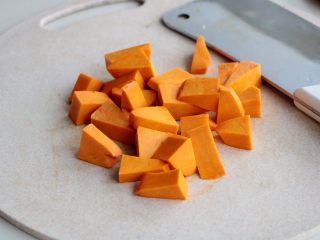 3、南瓜红枣小米粥（养生）,切成小块
