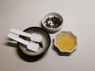 2、椒盐基围虾,准备好调味品 麻椒 八角 黄酒 糖 盐