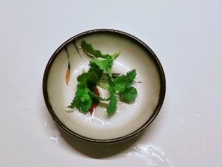 3、椒盐基围虾,薄荷叶清洗干净 备用