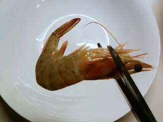 4、椒盐基围虾,剪掉虾头最坚硬的部分