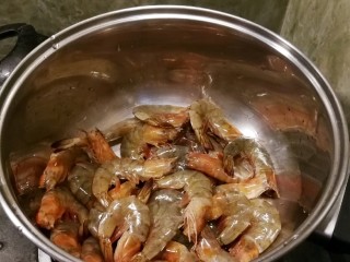 7、椒盐基围虾,将虾直接倒入锅里