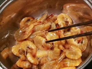 12、椒盐基围虾,当一面已经变色 半熟状态 用筷子轻轻翻拌