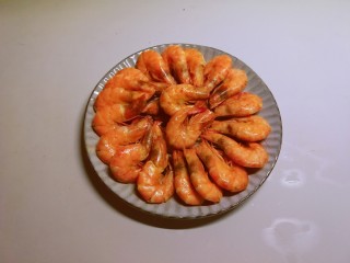 15、椒盐基围虾,摆入盘中