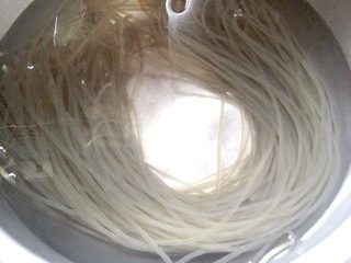 1、杂酱酸辣粉,将红薯粉条泡在温水中1小时左右，中途要换一次水。（去除粉条里的异味）